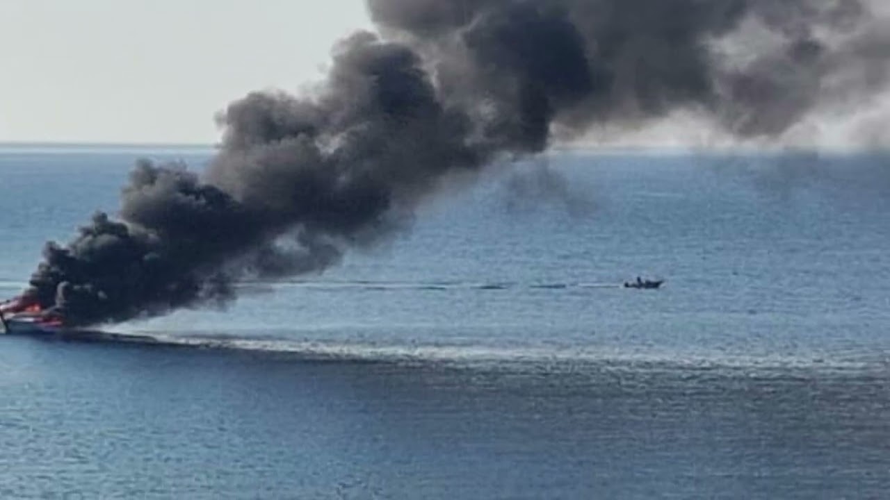 Teulada. Una barca a vela ha preso  fuoco ed è  affondata nel porto del paese 05 08 24