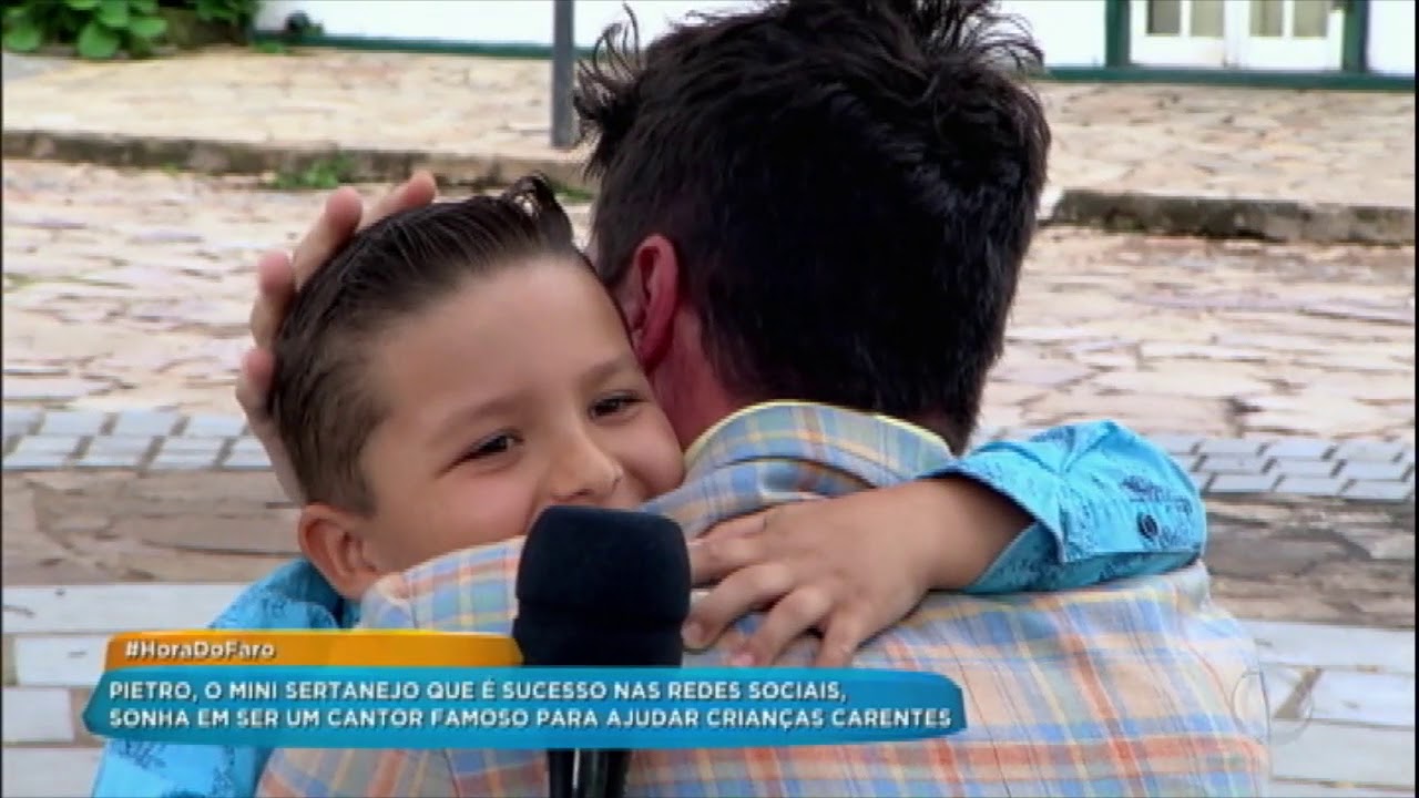 Faro se fantasia para fazer surpresa para cantor mirim
