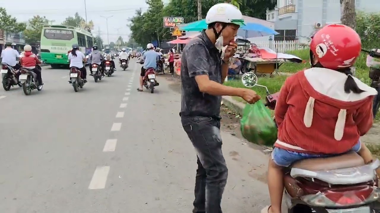 🇻🇳theo cô balùn  tan ca đi bộ về phòng trọ nhé....chợ quê buôn bán hằng ngày tại nơi cô balùn ở á