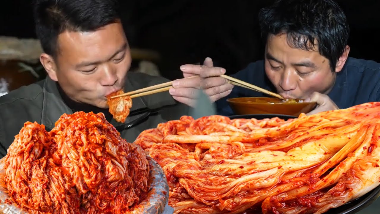 白菜地里现摘现腌，农家小伙用老坛子制作辣白菜，炖菜拌饭太香了【桃溪兄弟】
