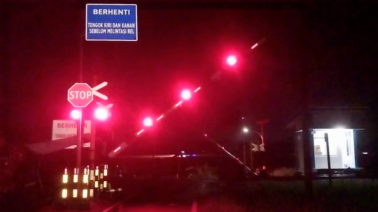Malam Hari Palang Pintu Kereta Api Baru Desa Sekar Mojo, Pasuruan