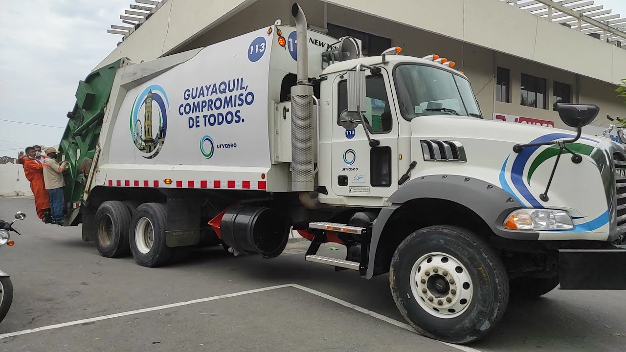 Cami&oacute;n de Urvaseo retirando la basura