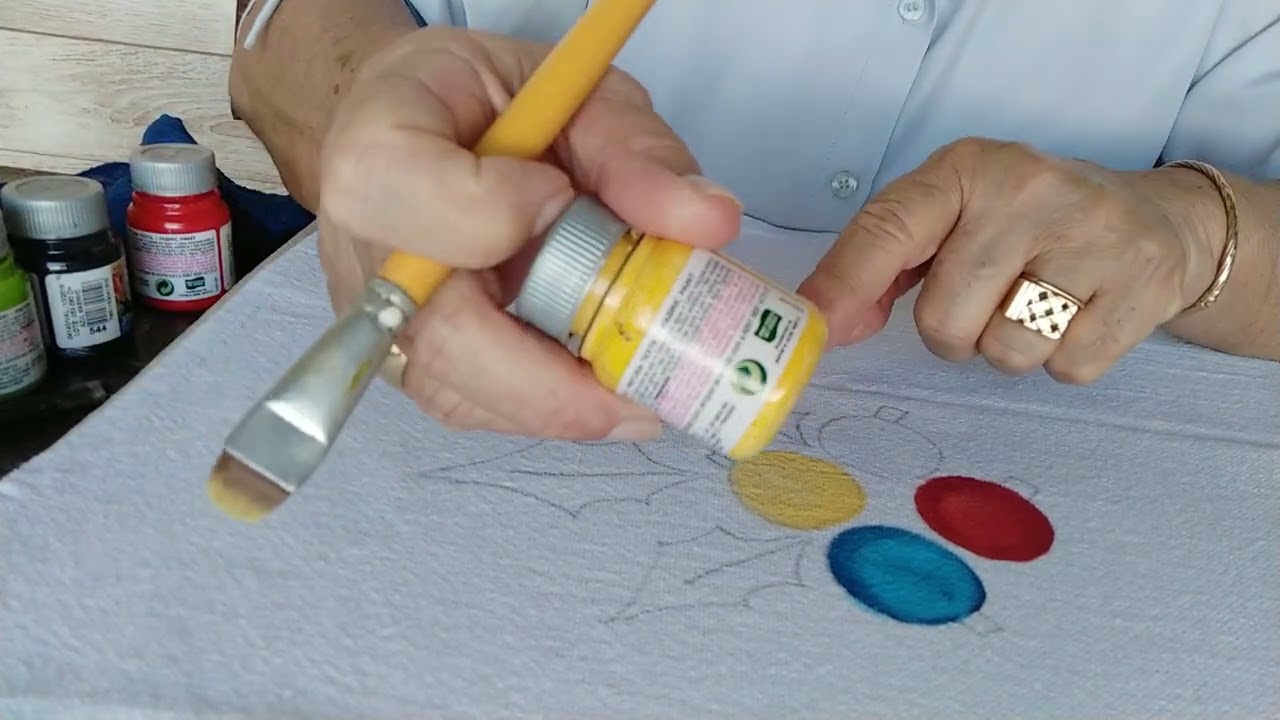 Como Pintar Bolas Natalinas nos Tecidos.