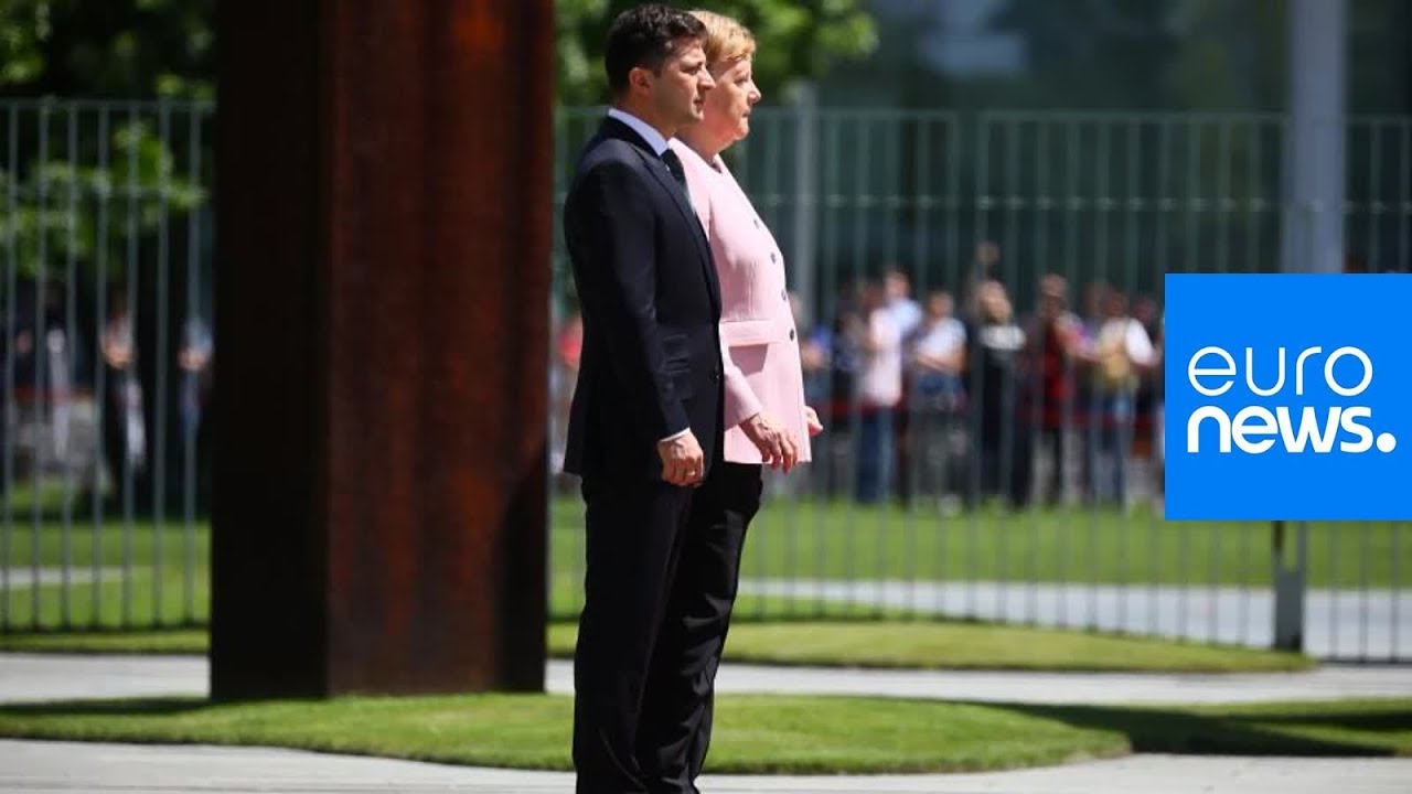 Et soudain, en pleine cérémonie, Angela Merkel se mit à trembler