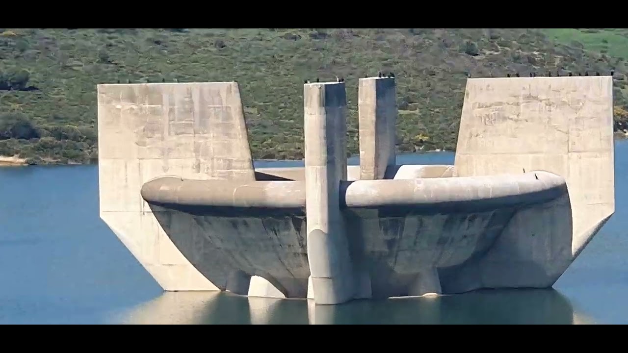 مكان تدشين سد وادي المخازن من طرف الملك الراحل الحسن التاني رحمه الله سنة 1979