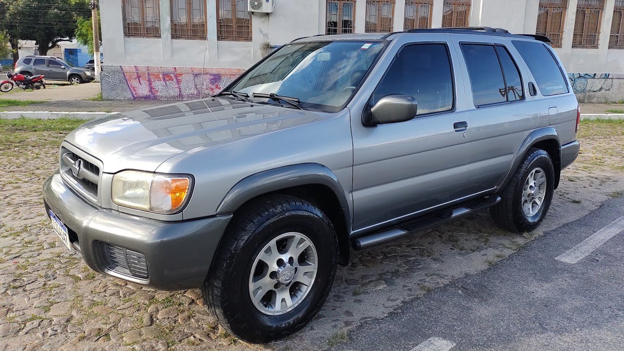 Nissan Pathfinder SE Titanium 3.3 V6 4x4 2000, na cor prata