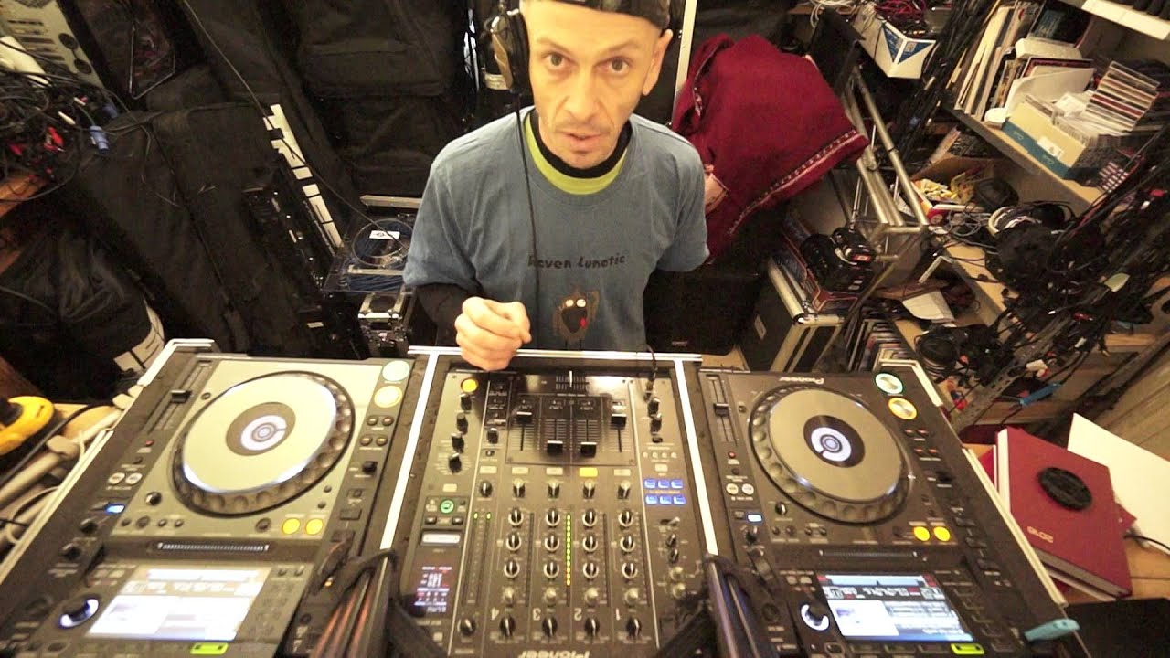 BEGINNER DJ TRANSITION MIXING LESSON ON CUTTING IN TIME AND PHRASE