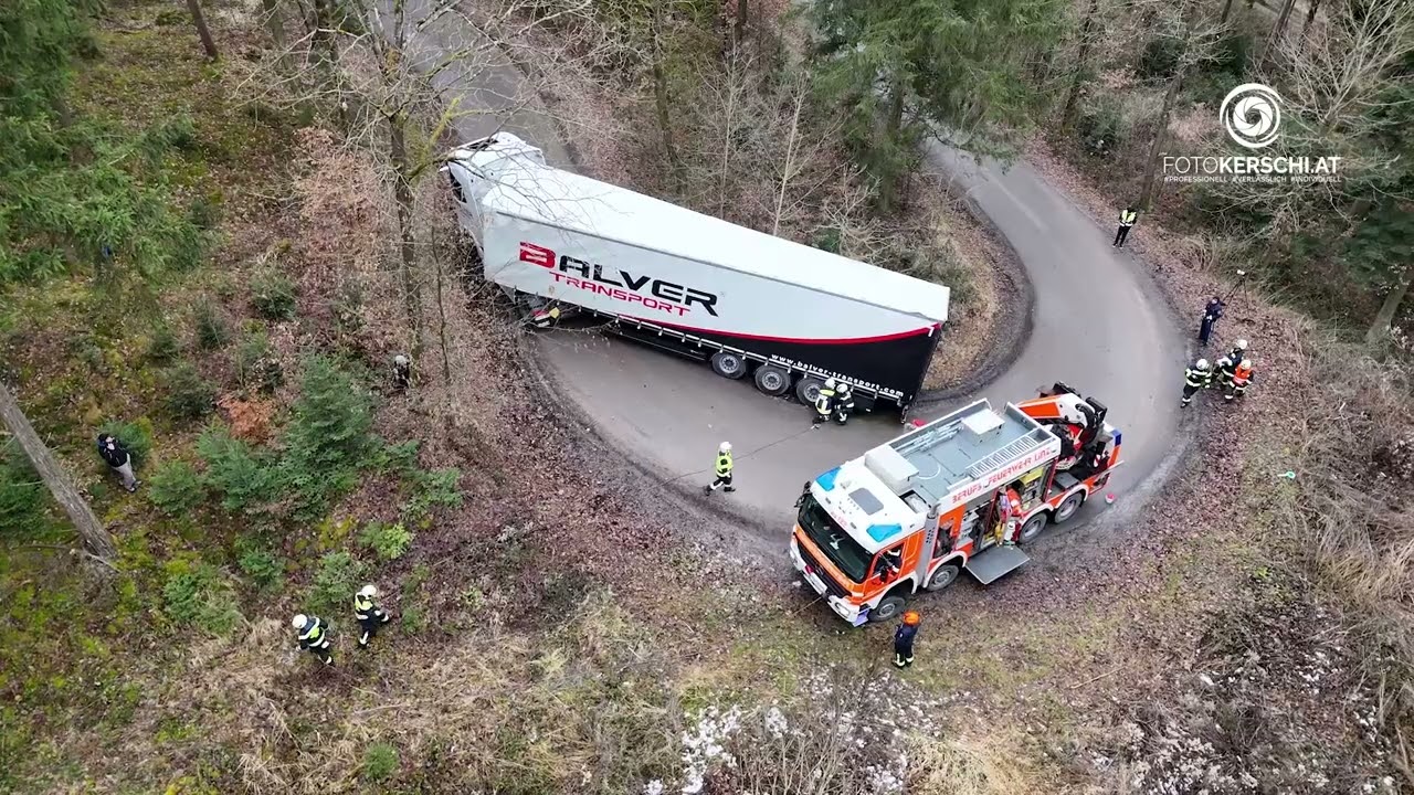 Aufwendige LKW Bergung auf einem Güterweg