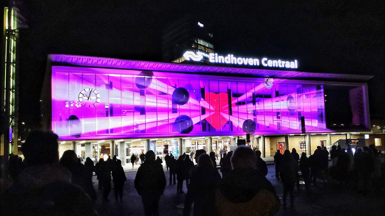 Glow Eindhoven 2022 - Stay Tuned - Grote projectie op het Centraal Station in Eindhoven