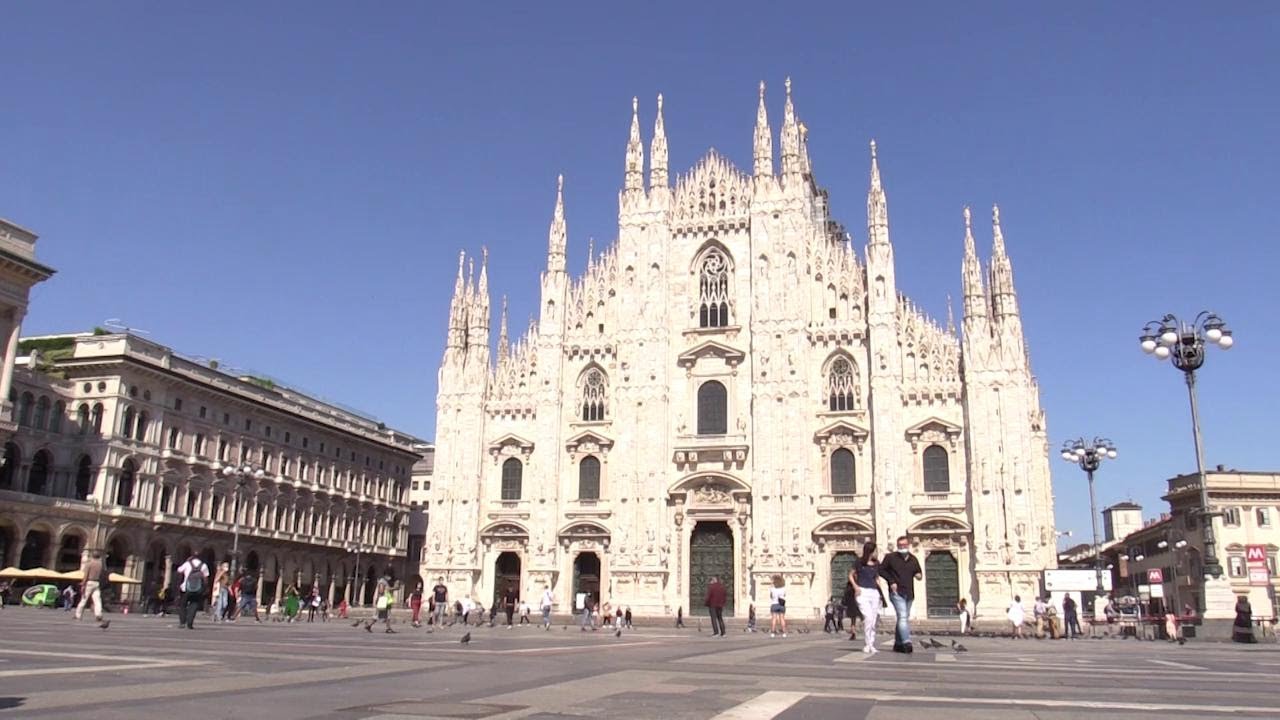 Fase 3, arrivano i primi turisti a Milano: "Mai vista Piazza Duomo così vuota, è bellissima"