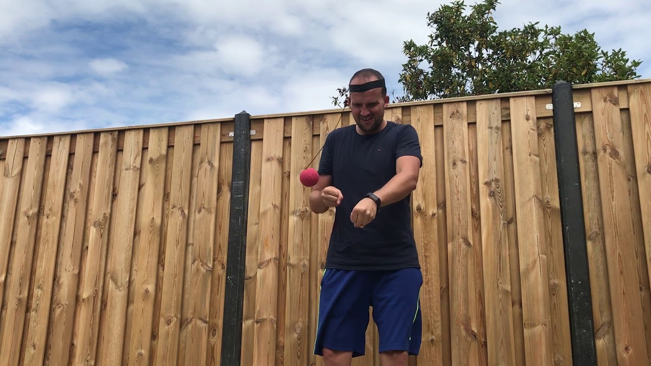 De originele boksende reflexbal in de tuin