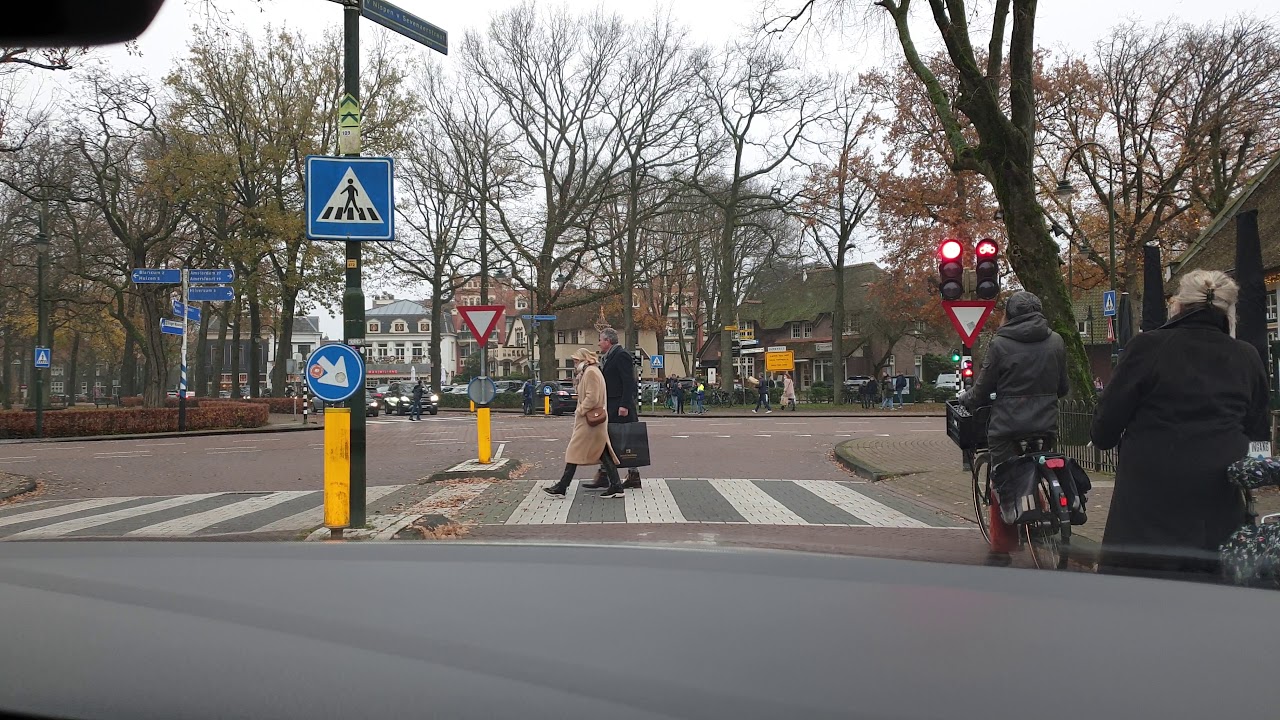 Voorrangskruispunt  verkeerslichten rechtdoorgaand verkeer heeft voorrang op afslaand verkeer Laren
