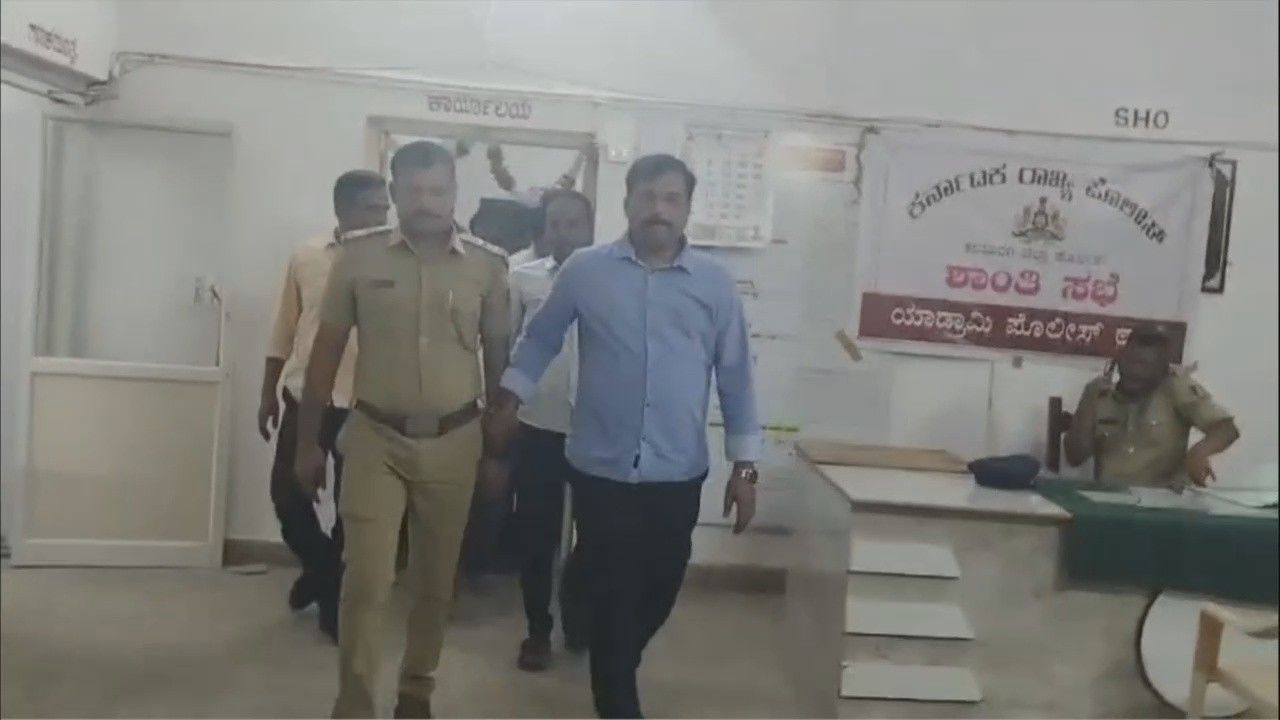 GOLD MEDALIST POLICE OFFICER CAUGHT RED-HANDED BY LOKAYUKTA TAKING BRIBE!
