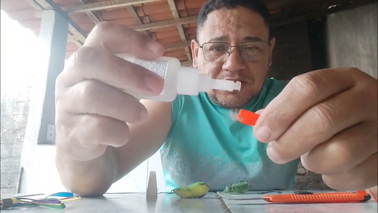 Como vc está restaurando as suas iscas sapinho ratinho  de borracha  e qual material usar 👍 