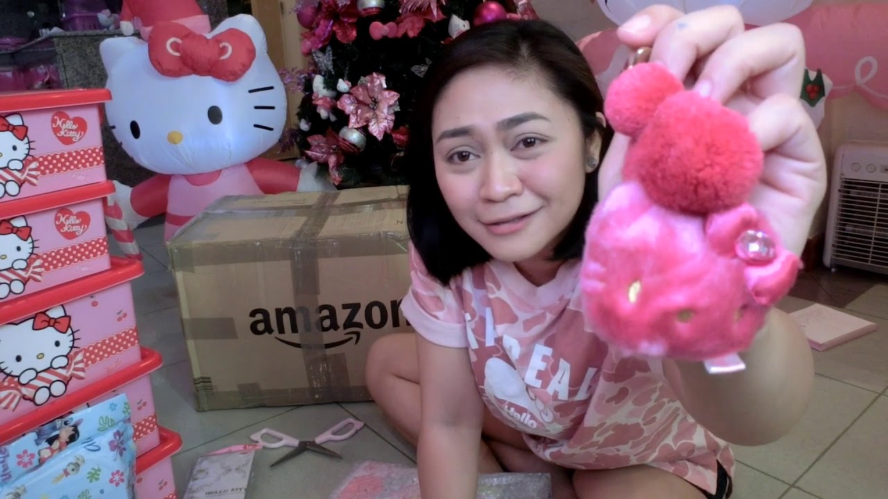 OPENING HELLO KITTY GIFTS FROM FRIENDS & FAMILY🎁🎄❤️😭