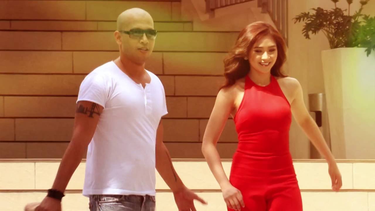 [MUST-WATCH] Sarah G's signature walk
