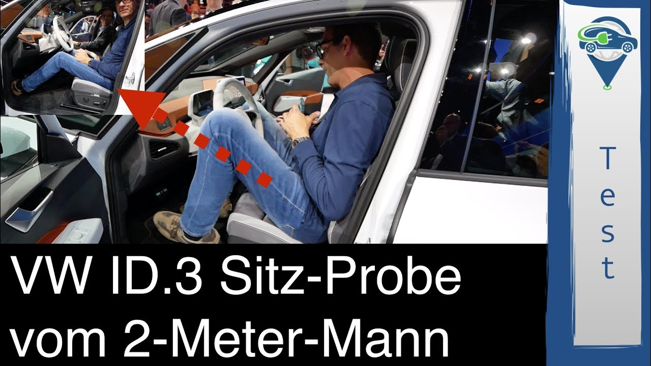 VW ID.3 1. Besichtigung: 2-Meter-Mann macht Sitzprobe im E-Auto von Volkswagen auf der IAA 2019