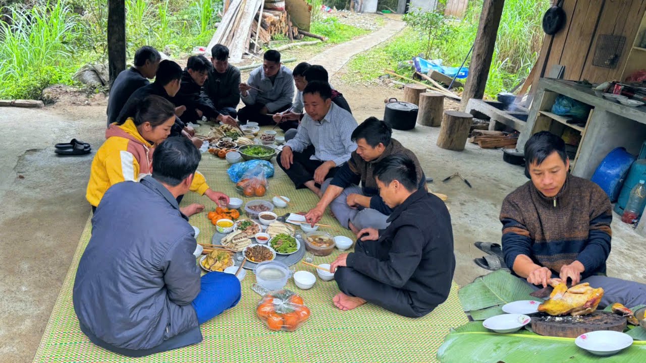 The bond of brotherhood is deep. DAU came to help NGOC BINH's family prepare their year-end party.