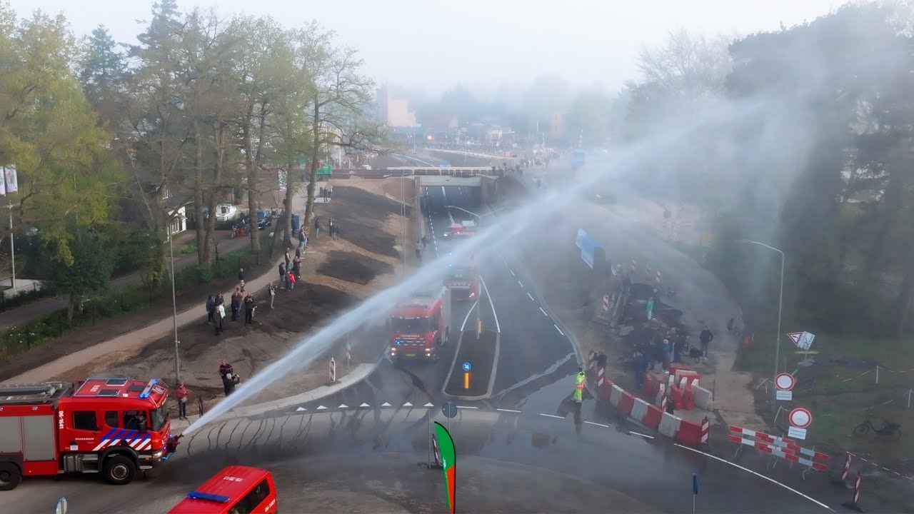 Feestelijke opening spoortunnel Nunspeet: oudste inwoner rijdt als eerste door de tunnel.