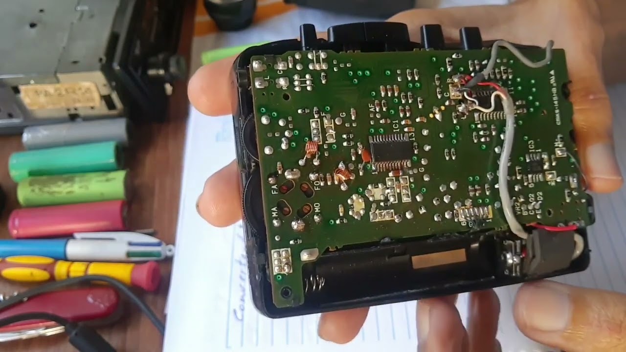 Convertendo faixa comercial FM para VHF aviação usando HT como frequencímetro para rastreio.