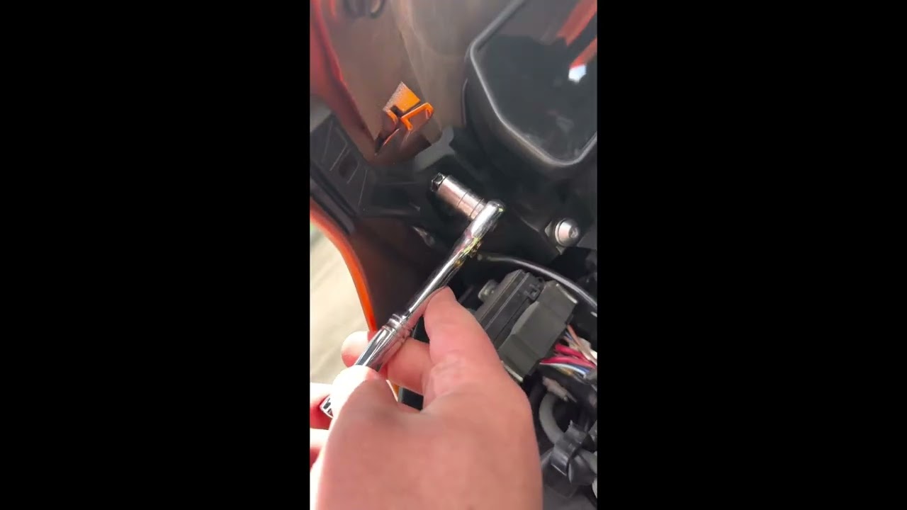 Puig Windscreen install on 2019 Yamaha R1