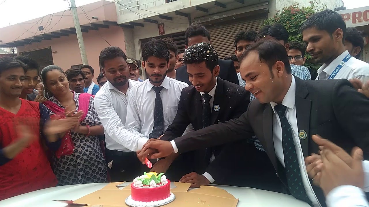 Azim ansari in vestige 3