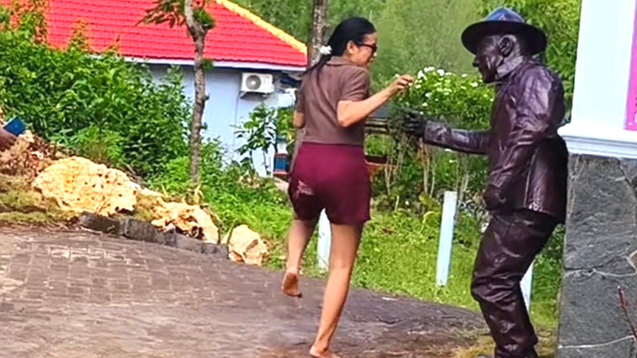Asli..!! cewek ini bikin ngakak..  prank patung..!!!