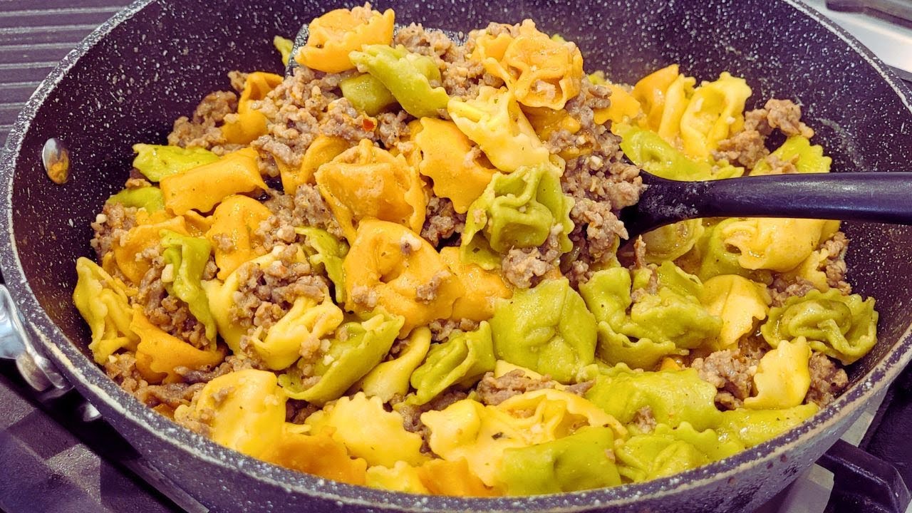 Сливочное итальянское блюдо из колбасок и тортеллини, приготовленное в одной кастрюле.