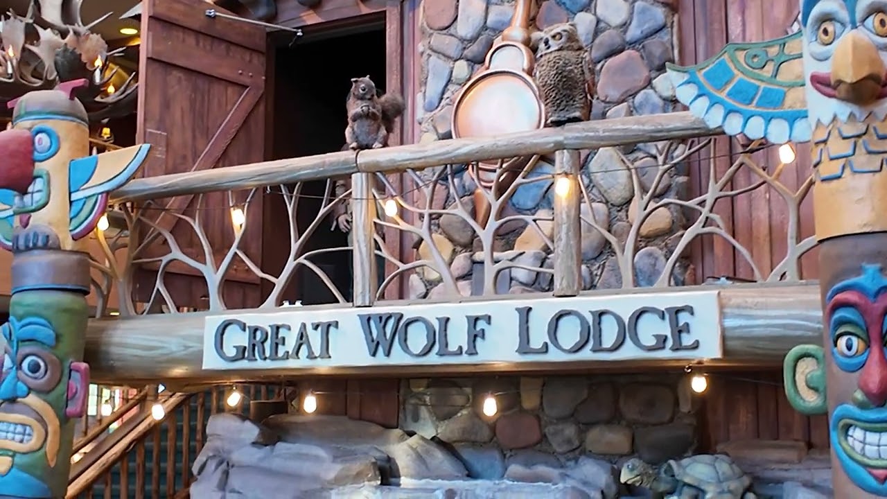 Я посещаю первый паб Great Wolf Lodge в Висконсин-Деллс, чтобы посмотреть аниматронное шоу «Часов...
