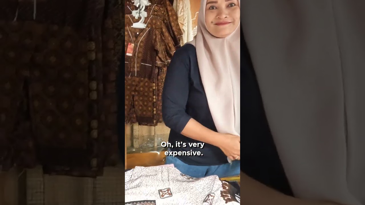 Давуд Ахундзада применяет свои навыки ведения переговоров, чтобы купить рубашку, Боробудур, Индон...