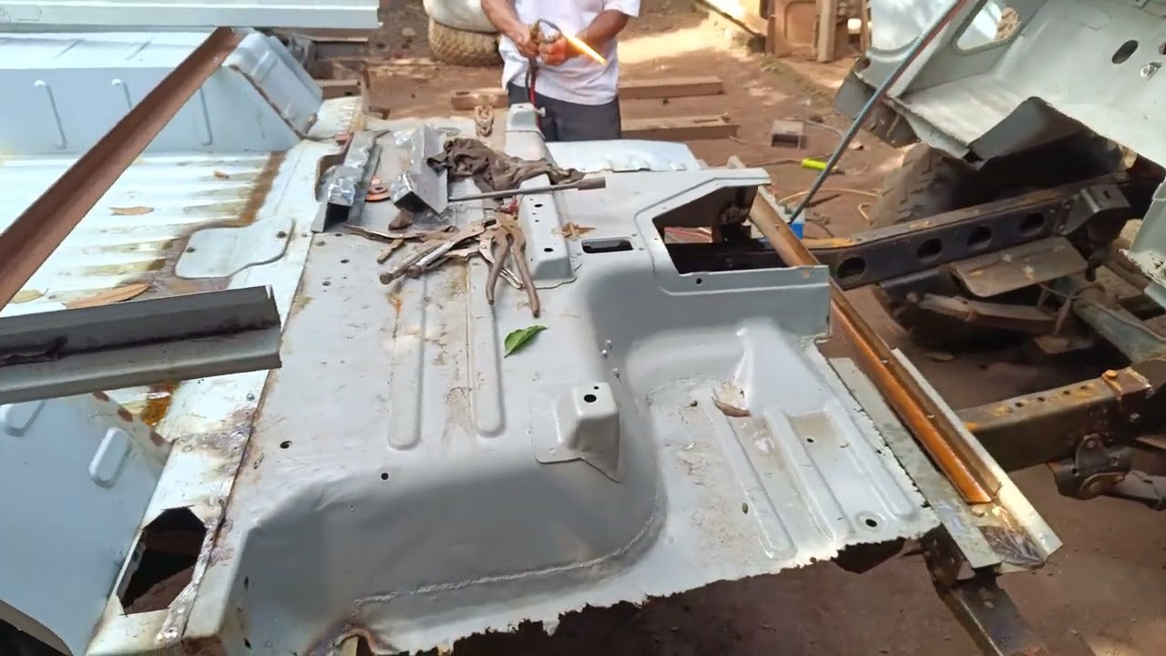 Mobil Jip body sudah hancur di bengkel ini bisa menjadi seperti baru kembali