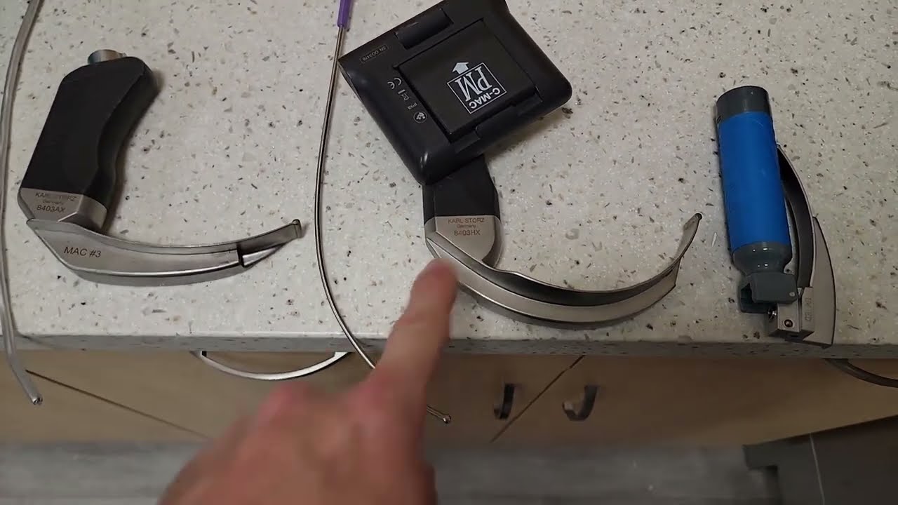 Intubation with a Hyper Angulated Blade / D-Blade