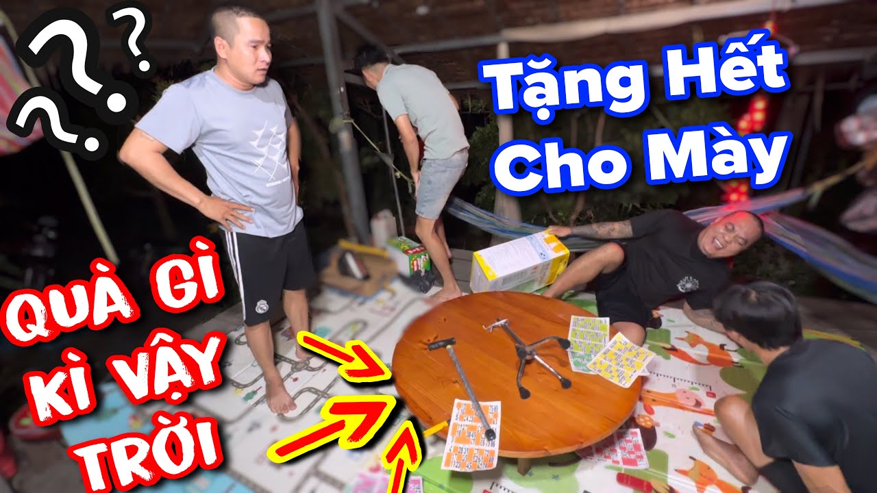 Ku Đạt đứng hình khi thấy phần quà đặc biệt mà Thánh Xàm chu đáo gửi tặng cho mình 