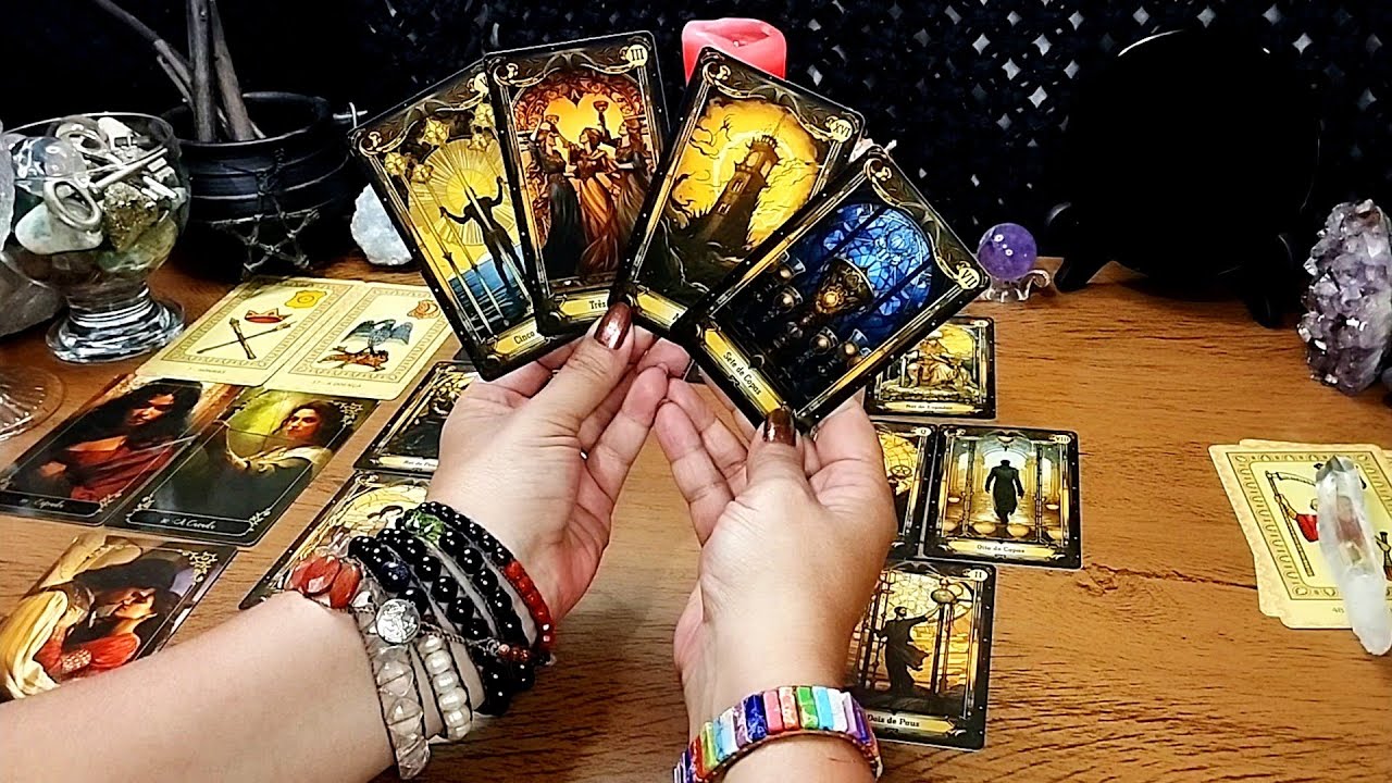 PENSA EM MANDAR MENSAGEM, VOCÊ É O PORTO SEGURO DELE(A).🌪️🚣  #tarot #tarologo #oraculista 
