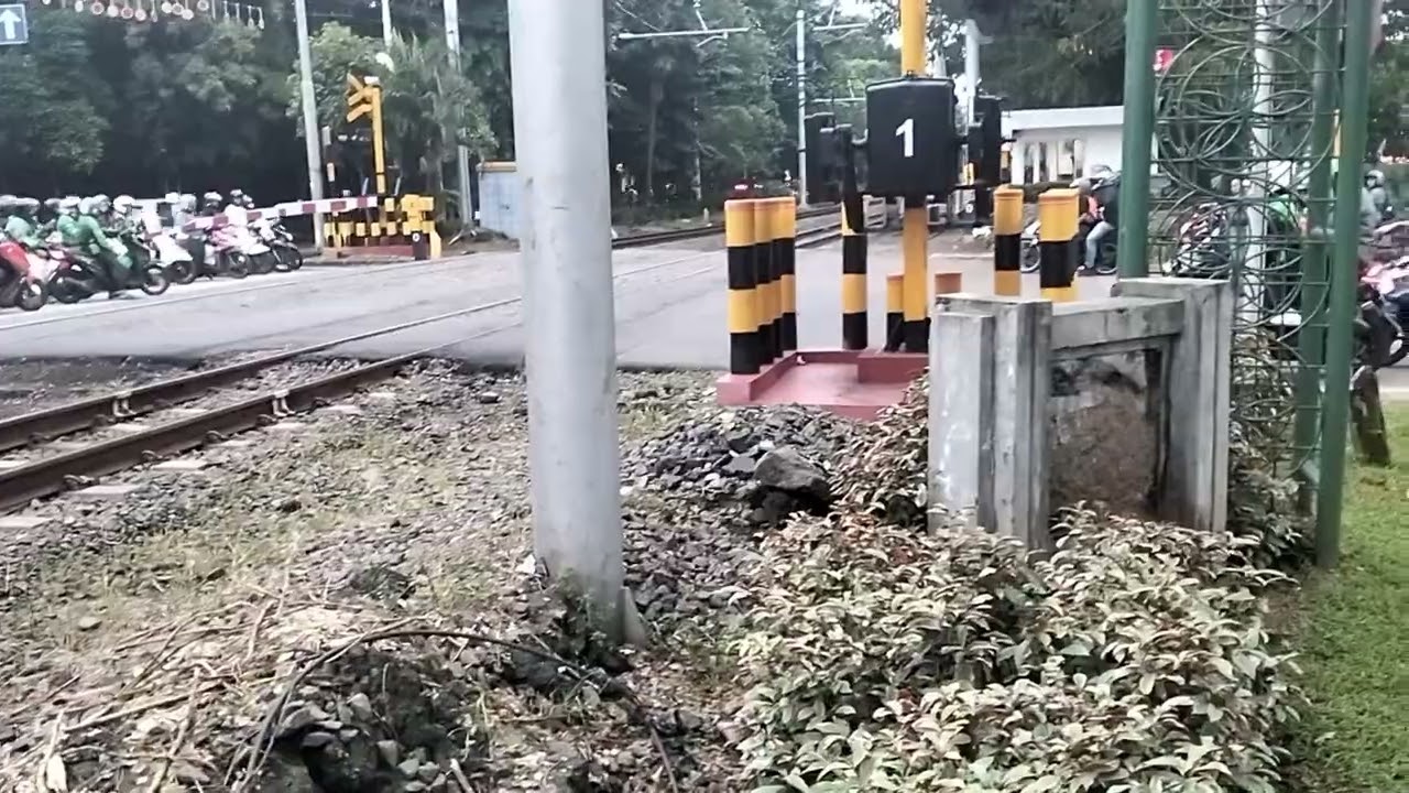 PINTU PERLINTASAN KERETA API JPL 02 RAMAI LANCAR 