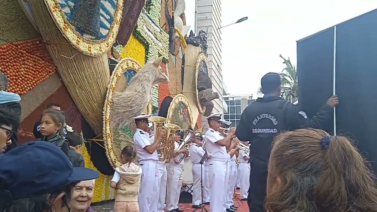 Banda de la Marina de Guayaquil entonando Guayaquileño Madera de Guerrero 