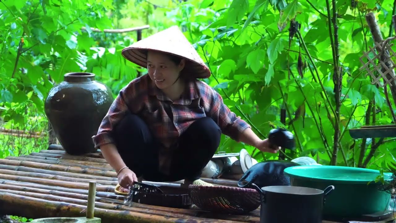 Saying Goodbye to the Kind Elderly Woman – Single Mom and Her Baby Return to Their Forest Home