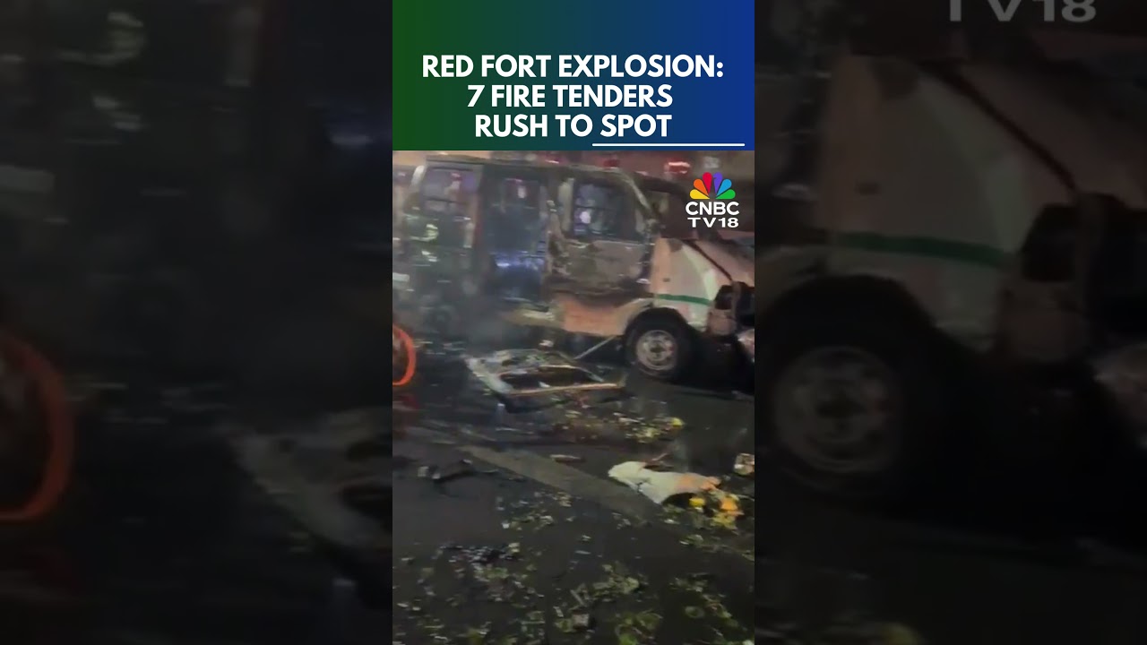 Breaking News | Explosion In A Car Near Red Fort | Police & Fire Teams Rush To The Spot | N18S