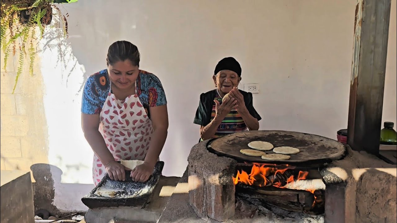 ​El SUEÑO de la ABUELITA de ALEX: Haciendo TORTILLAS en el COMAL de BARRO, después de muchos años.