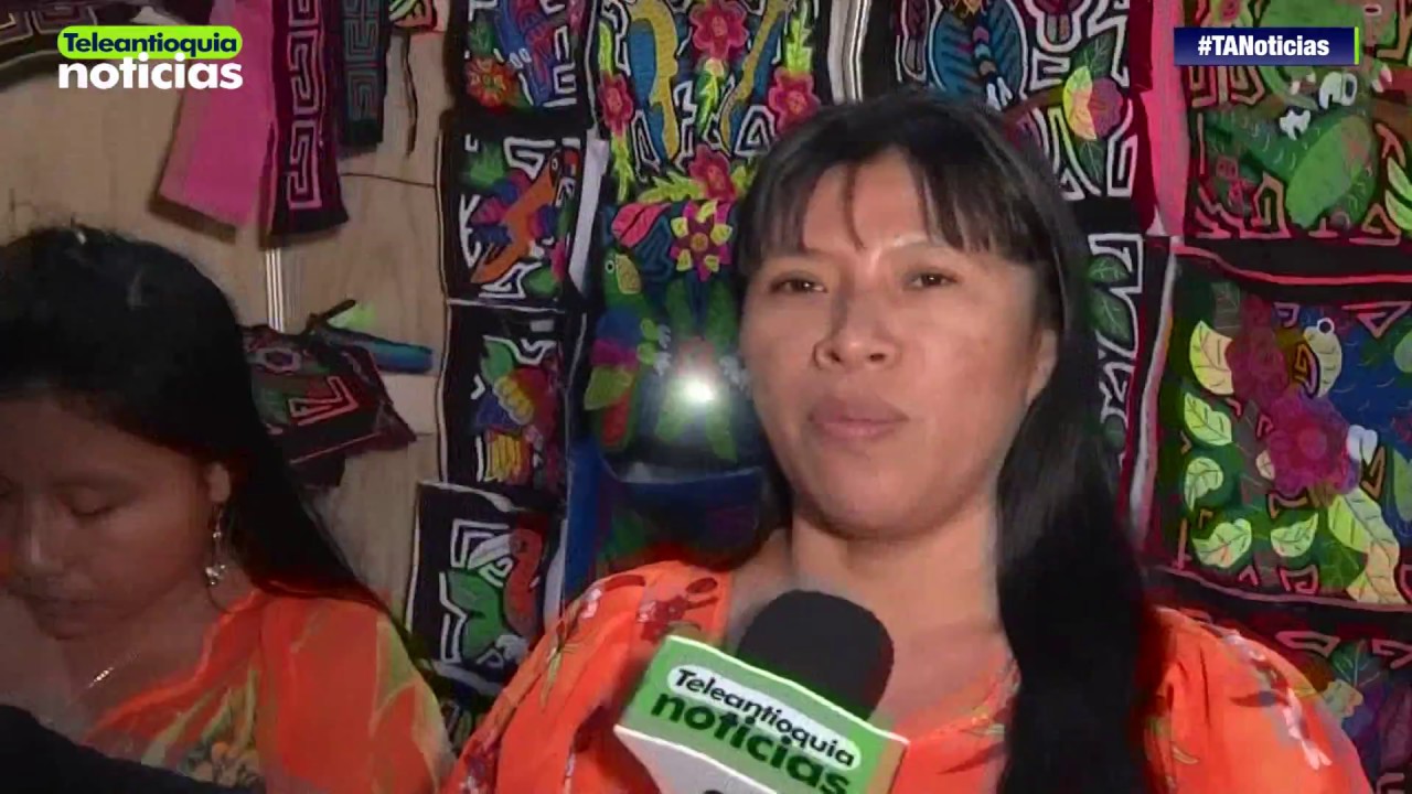 Mujeres de la etnia Gunadule, tejen molas especiales