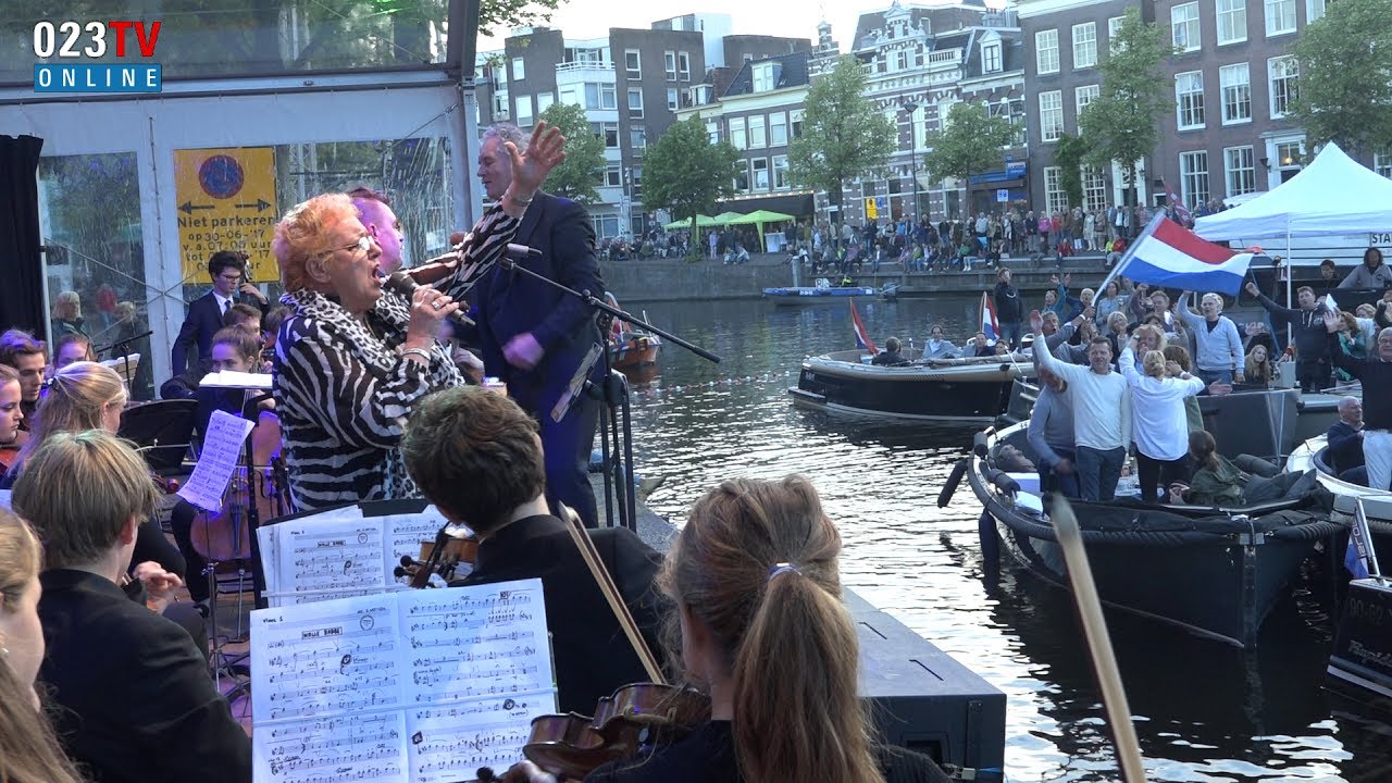 Astrid Nijgh zingt Malle Babbe tijdens Spaarneconcert