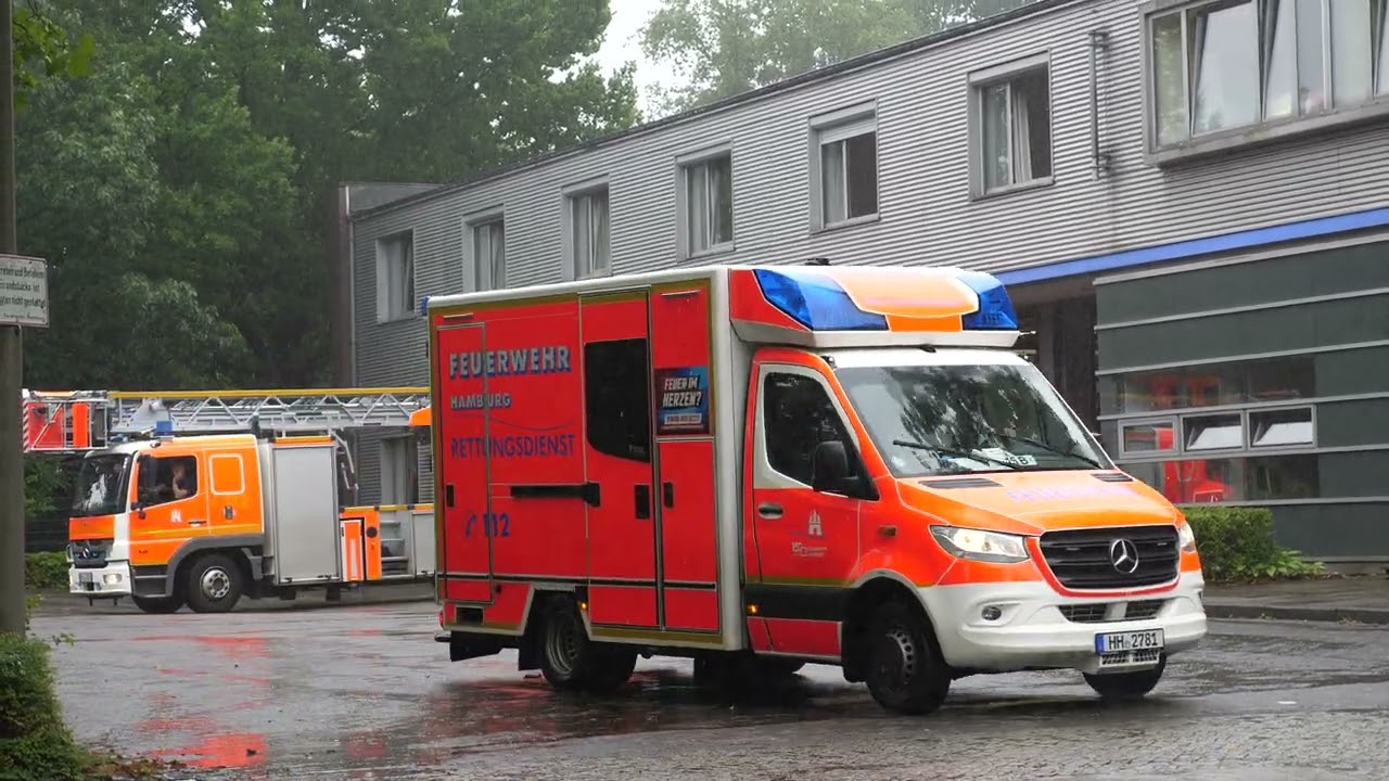 HLF und DLK  auf Einsatzfahrt der F15 Stellingen der Feuerwehr Hamburg