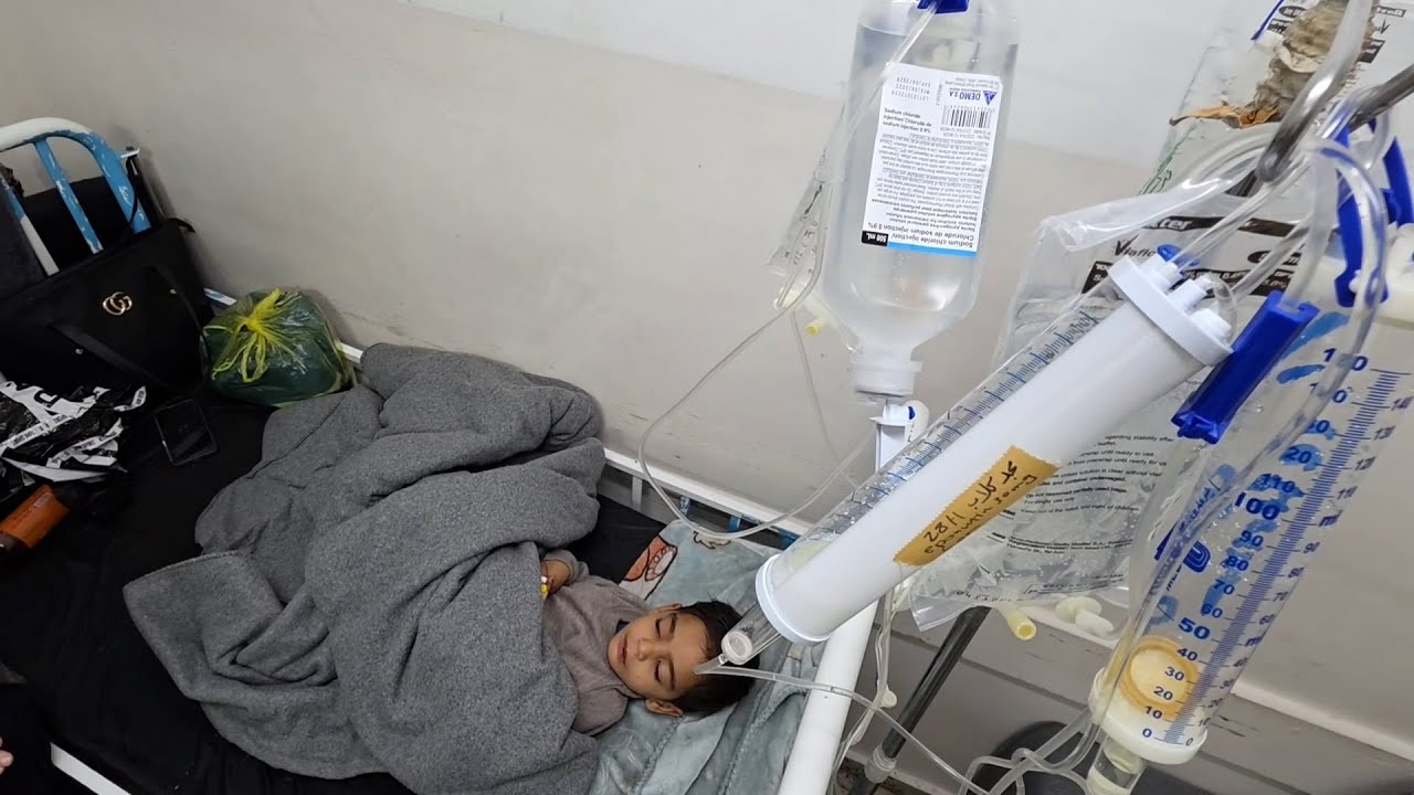 أطفال مصابون بالتهاب السحايا يتلقون العلاج في مستشفى ناصر بخان يونس في ظل شح الأدوية بغزة
