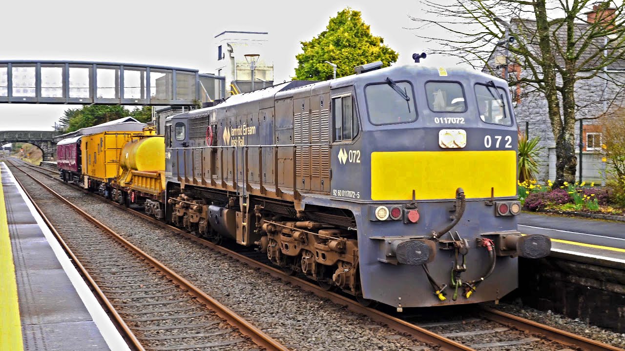 072 WITH PERMANENT WAY TRAIN AT ATHENRY