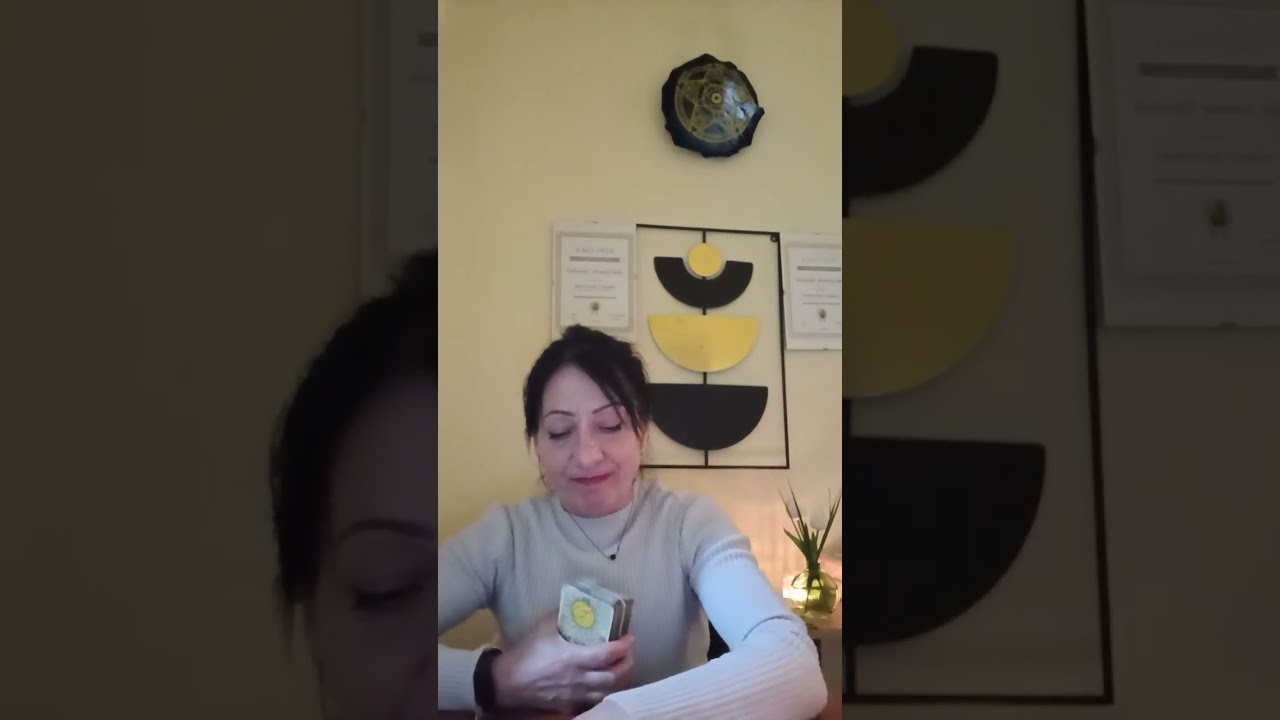 Te ține în așteptare?Ce ascunde cu adevărat?Nu e confuz/ă:este cu totul altceva....#tarot#mister