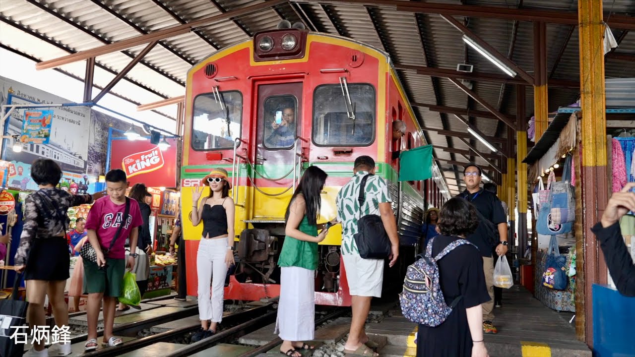 曼谷最具特色的鐵路市場，火車在菜市場裡穿過，無數的外國遊客在狂歡