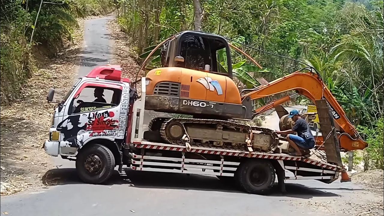 Menegangkan!!!! Self Loader Membawa Alat Berat Excavator Melewati Jalan Tanjakan Yang Exstrim.