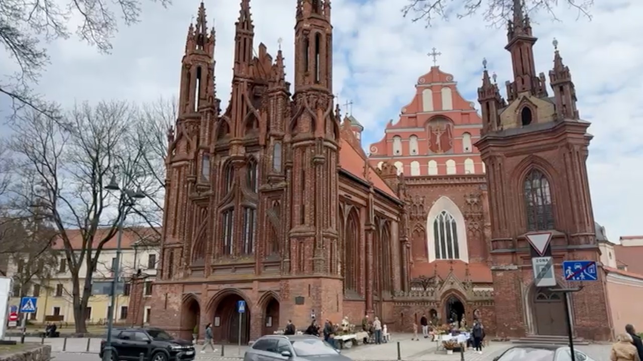LITHUANIA. VILNIUS. Interview with a friend about life in Lithuania in the 90s, salaries, housing...
