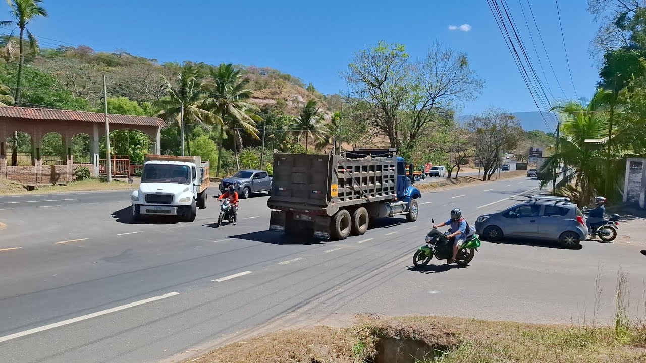 Camión cargado sufre desperfectos mecánicos en el cruce. #videoviral #carretera 