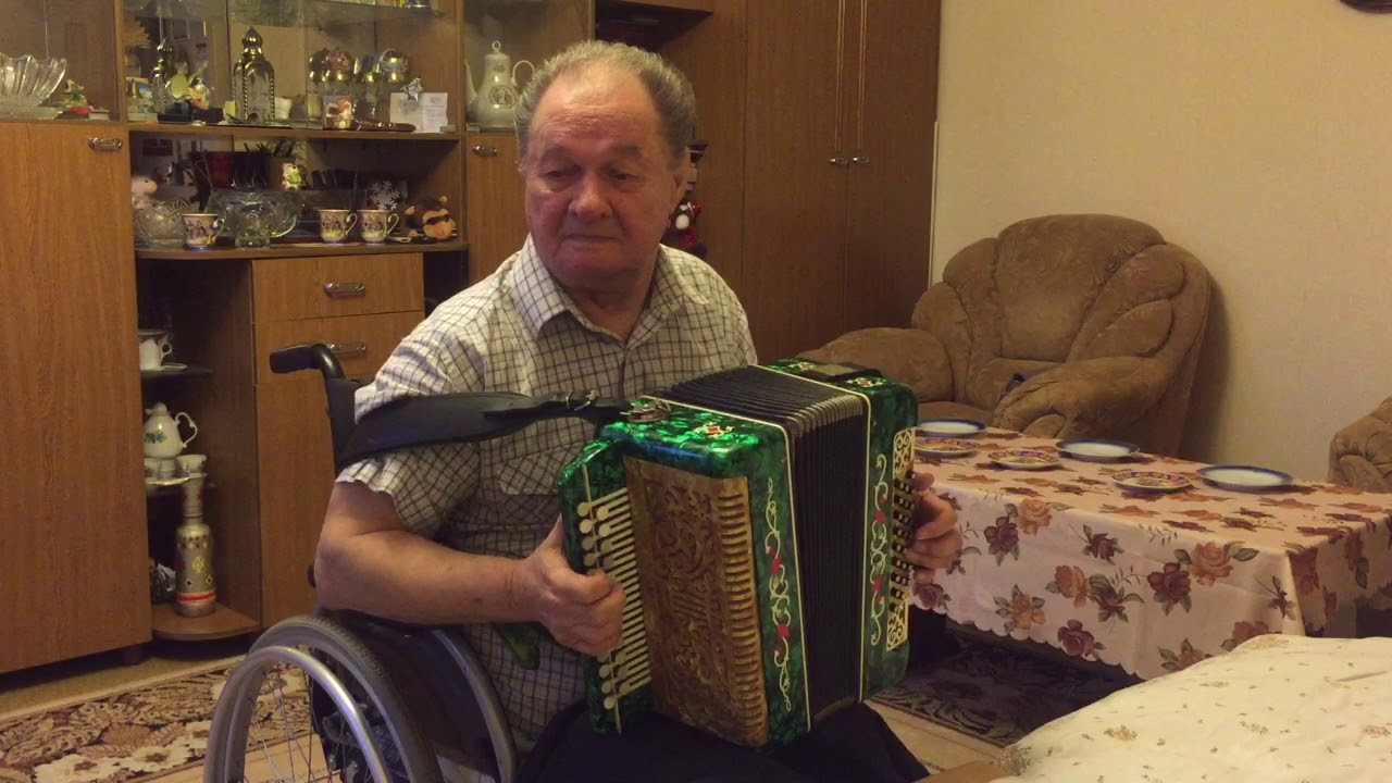 Уральский гармонист Александр Устьянцев исполняет Гармонь на солдатском привале Гармонь-это наше все
